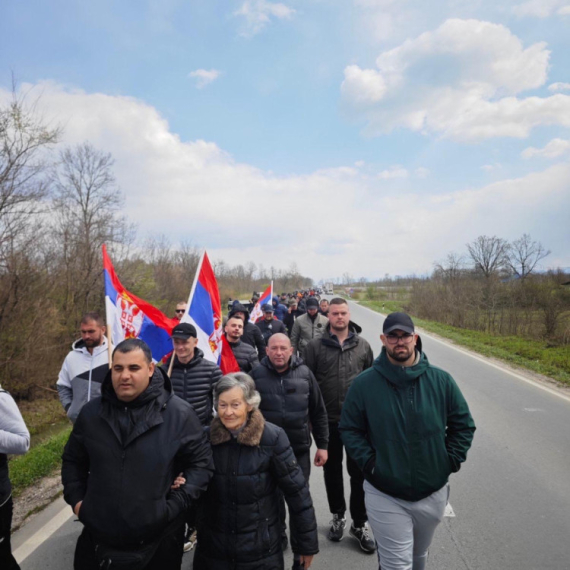 Divan prizor: Baka dočekala Srbe sa KiM i pridružila im se u pešačenju FOTO