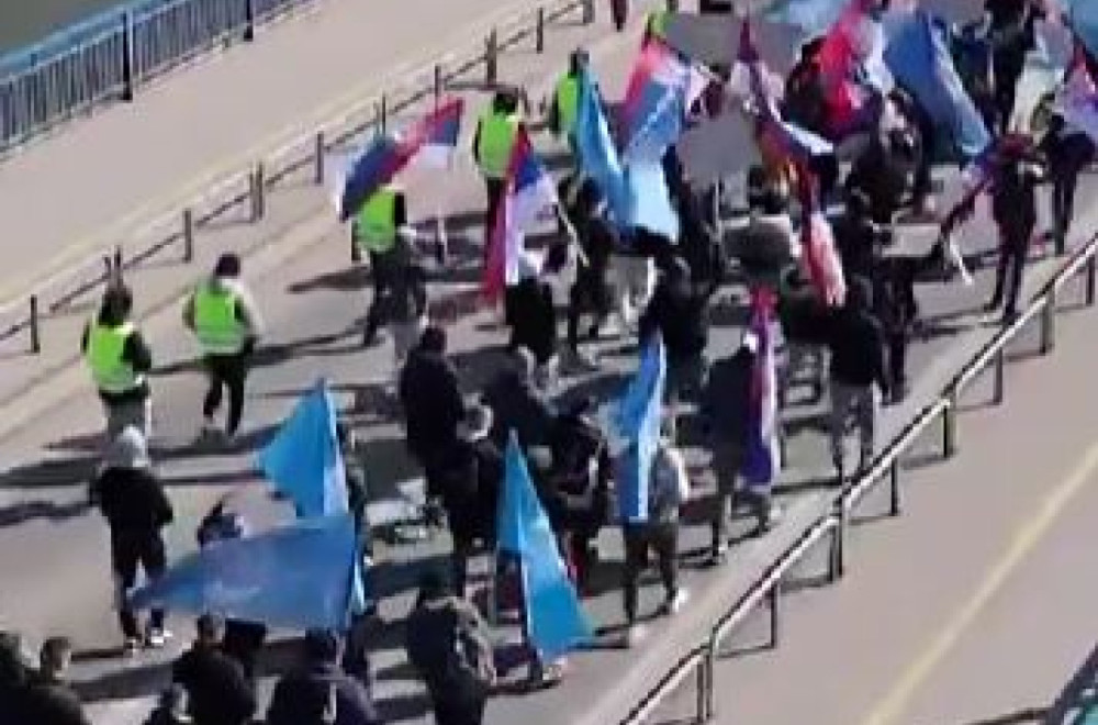 Više stotina mladih krenulo peške iz Novog Sada ka Beogradu kako bi pružilo podršku Vučiću VIDEO