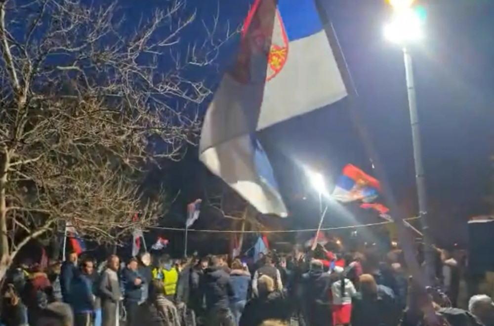 Novosađani stigli u Inđiju; Meštani ih dočekali sa trobojkama VIDEO