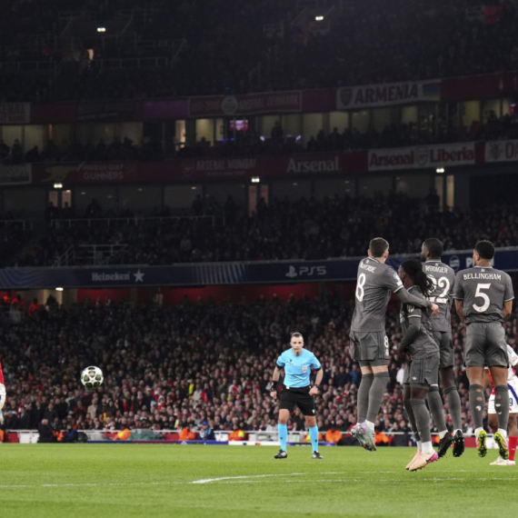 Glava je na ramenima, ali kruna više nije tu