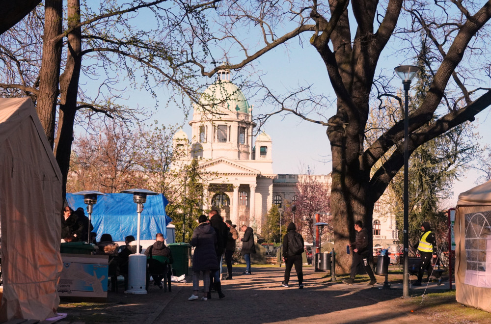Studenti koji žele da uče trče u Pionirskom parku; "Danas u 14 dolazi komandant sa Košara"