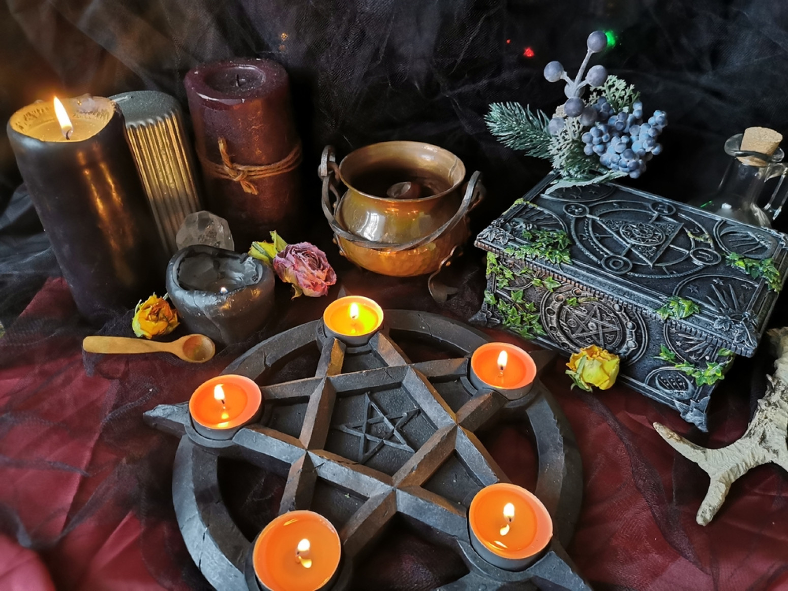 Zašto toliko ljudi još uvek veruje u veštice?