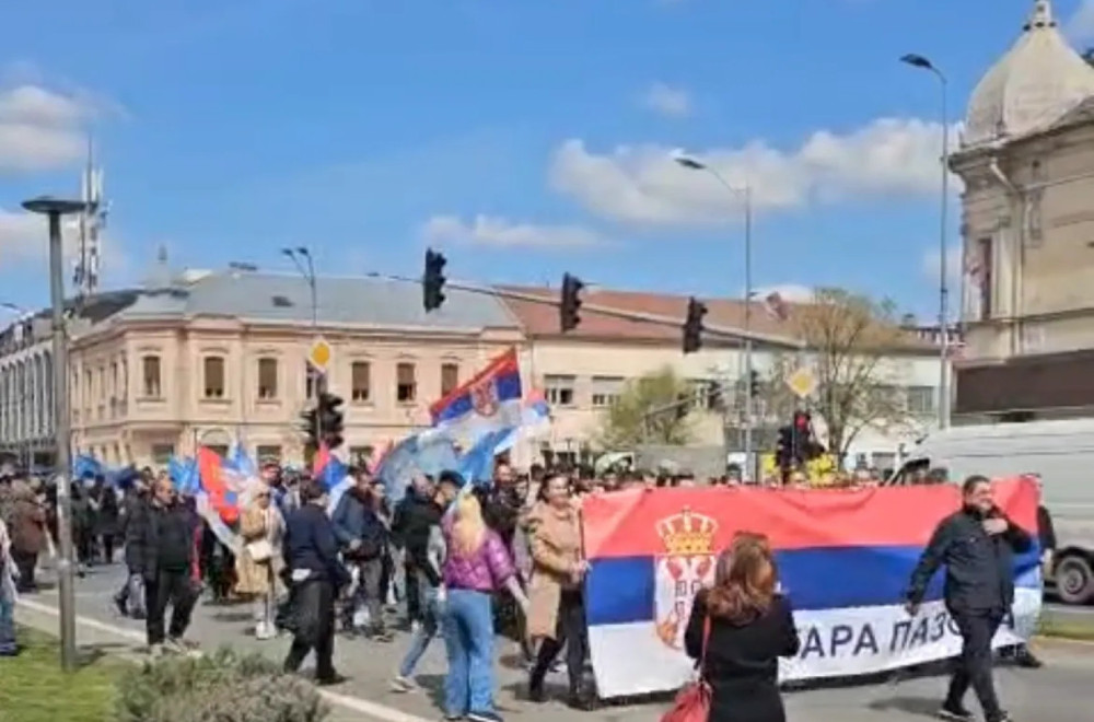 Studenti iz Novog Sada stigli u Staru Pazovu: Dočekali ih okupljeni građani uz pesmu VIDEO