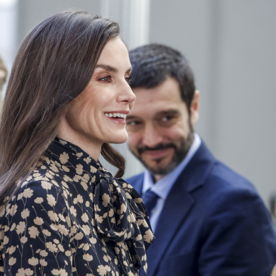 Prolećni klasik kraljice Leticije od svake žene pravi čarobnicu FOTO