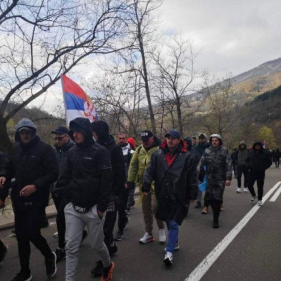 Srbi sa KiM četvrti dan pešačili ka Beogradu: Stigli nadomak Ljiga, sutra nastavljaju put; Veliki doček FOTO