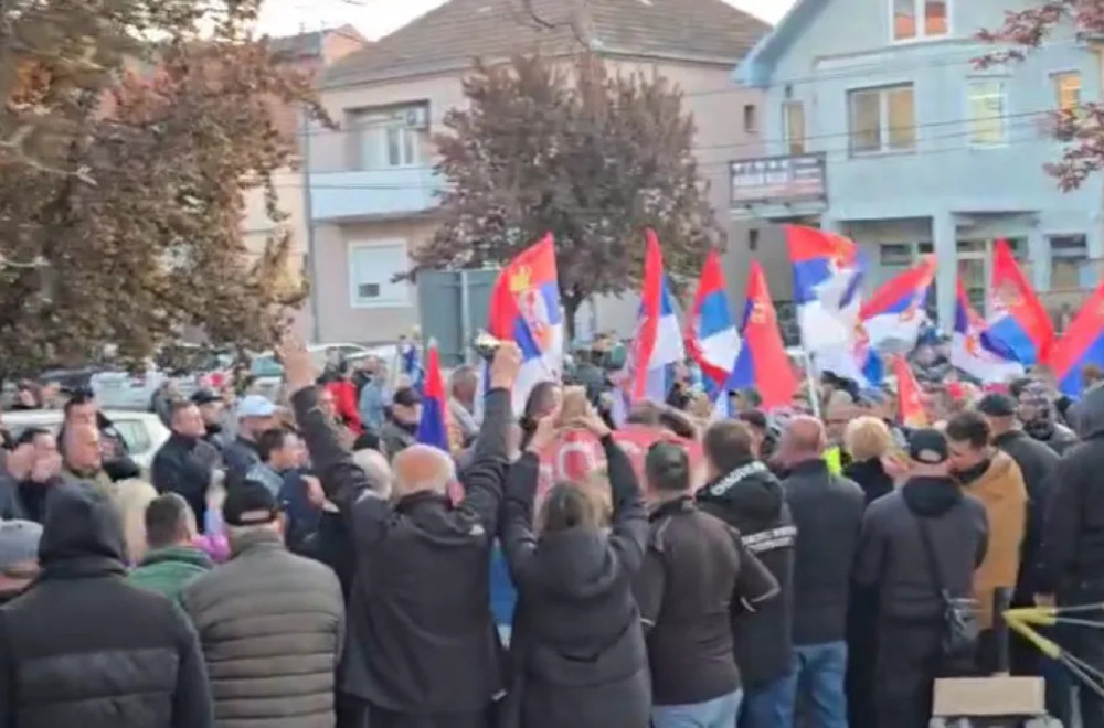 Novosađani stigli u Nove Banovce; Spektakularni doček VIDEO