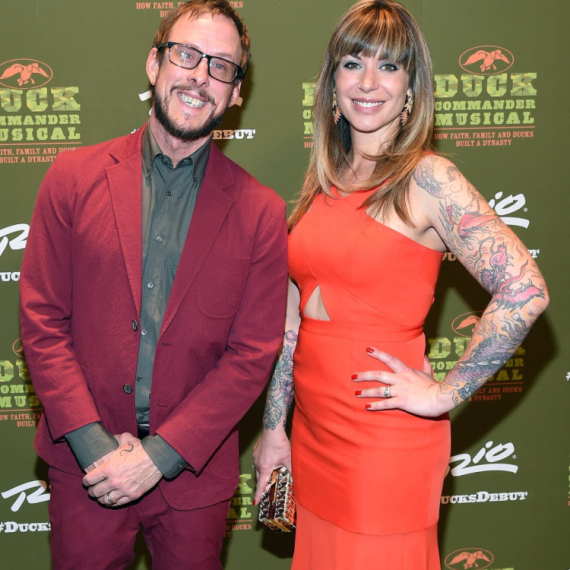 Suprugu rok zvezde ranila policija: Drami prethodio sudar, a ona je potegla pištolj FOTO/VIDEO