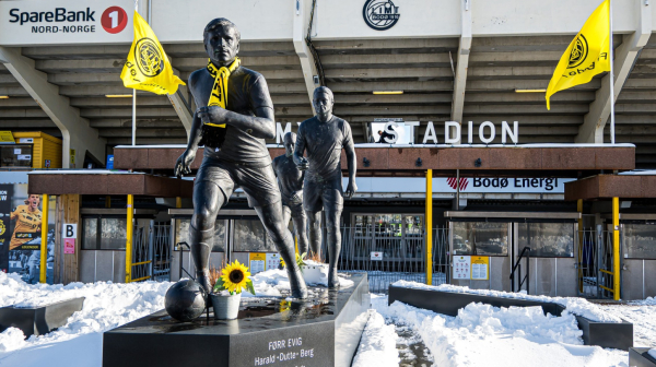 Sneg "okovao" stadion – UEFA kaže: "Igra se" VIDEO