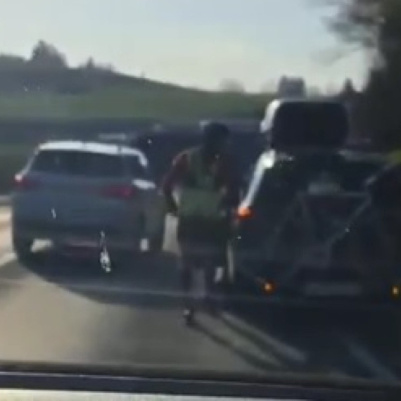 Toliko od vožnje do Strazbura: Blokaderi se penju na bicikle 3 kilometra pred snimanje VIDEO