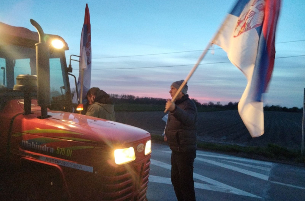 Domaćini na traktorima stigli su u Beograd; Nose trobojke; Srbi sa KiM stižu uprkos kiši i vetru FOTO/VIDEO