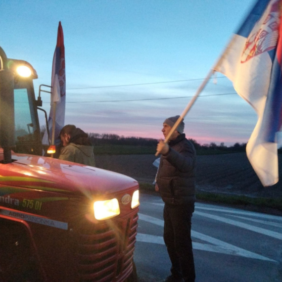 Domaćini na traktorima stigli su u Beograd; Nose trobojke; Srbi sa KiM stižu uprkos kiši i vetru FOTO/VIDEO