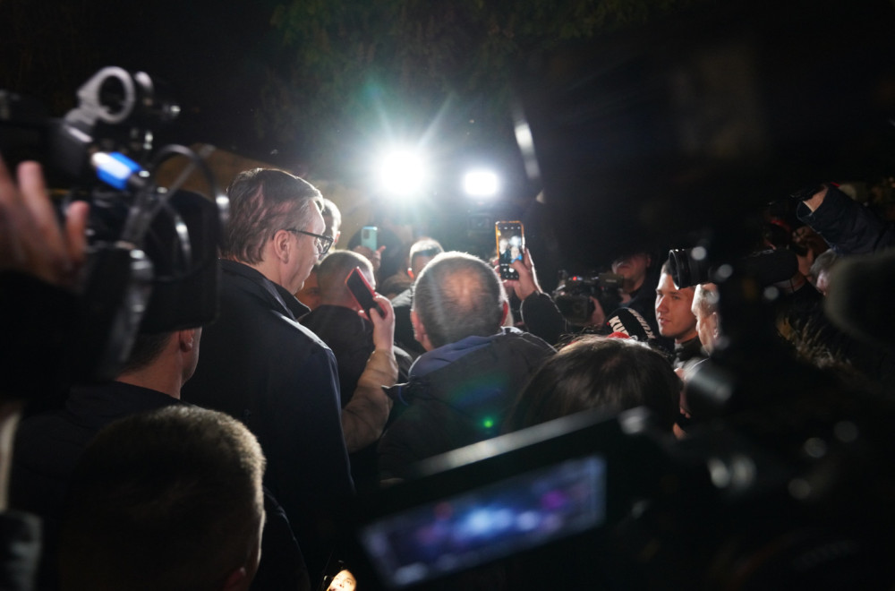 Vučić posetio Pionirski park: Sa studentima koji žele da uče odigrao partiju šaha; Vi ste iskra slobode