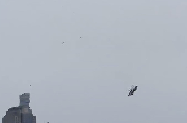 Stravičan snimak pada helikoptera; Delovi počeli da se odvajaju, pao u reku i raspao se FOTO/VIDEO