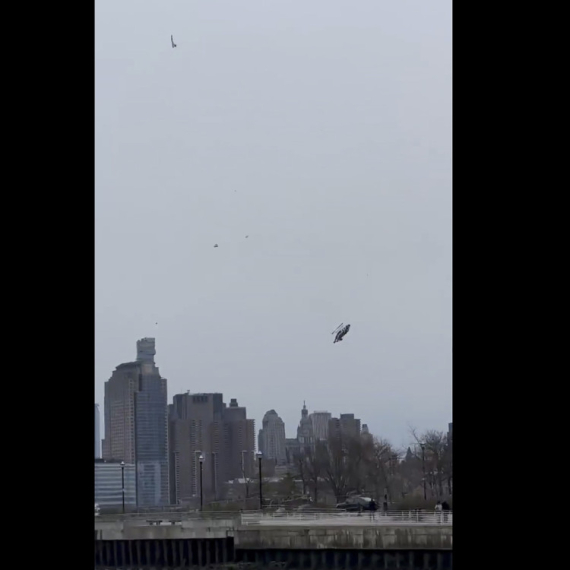 Stravičan snimak pada helikoptera; Delovi počeli da se odvajaju, pao u reku i raspao se FOTO/VIDEO