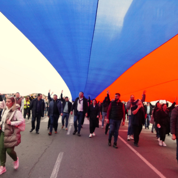 Razvijena najveća srpska zastava ikada – Teška 400 kg i duga 200 metara: Prelepe scene u centru Beograda FOTO