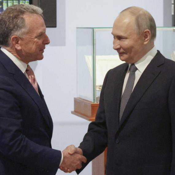 Četiri i po sata oči u oči: Prvo nameštanje kravate, tapšanje po grudima, pa pregovori FOTO