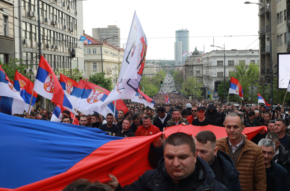 Veličanstven prizor: Razvijena najveća srpska zastava u istoriji; Predsednik Srbije zajedno sa narodom FOTO