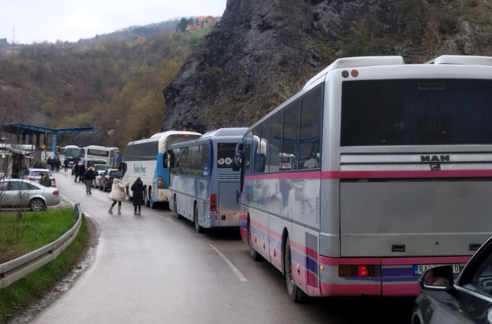 Nepregledne kolone vozila sa KiM idu ka Beogradu: Da uzvratimo Vučiću što nas podržava FOTO/VIDEO