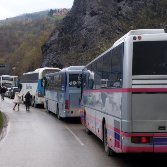 Nepregledne kolone vozila sa KiM idu ka Beogradu: Da uzvratimo Vučiću što nas podržava FOTO/VIDEO
