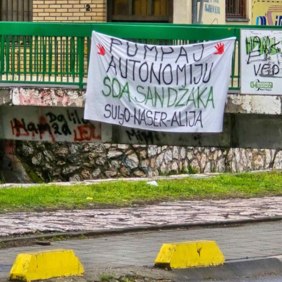 Studenti blokaderi napumpali autonomiju Sandžaka: U Novom Pazaru osvanuli ekstremistički transparenti FOTO