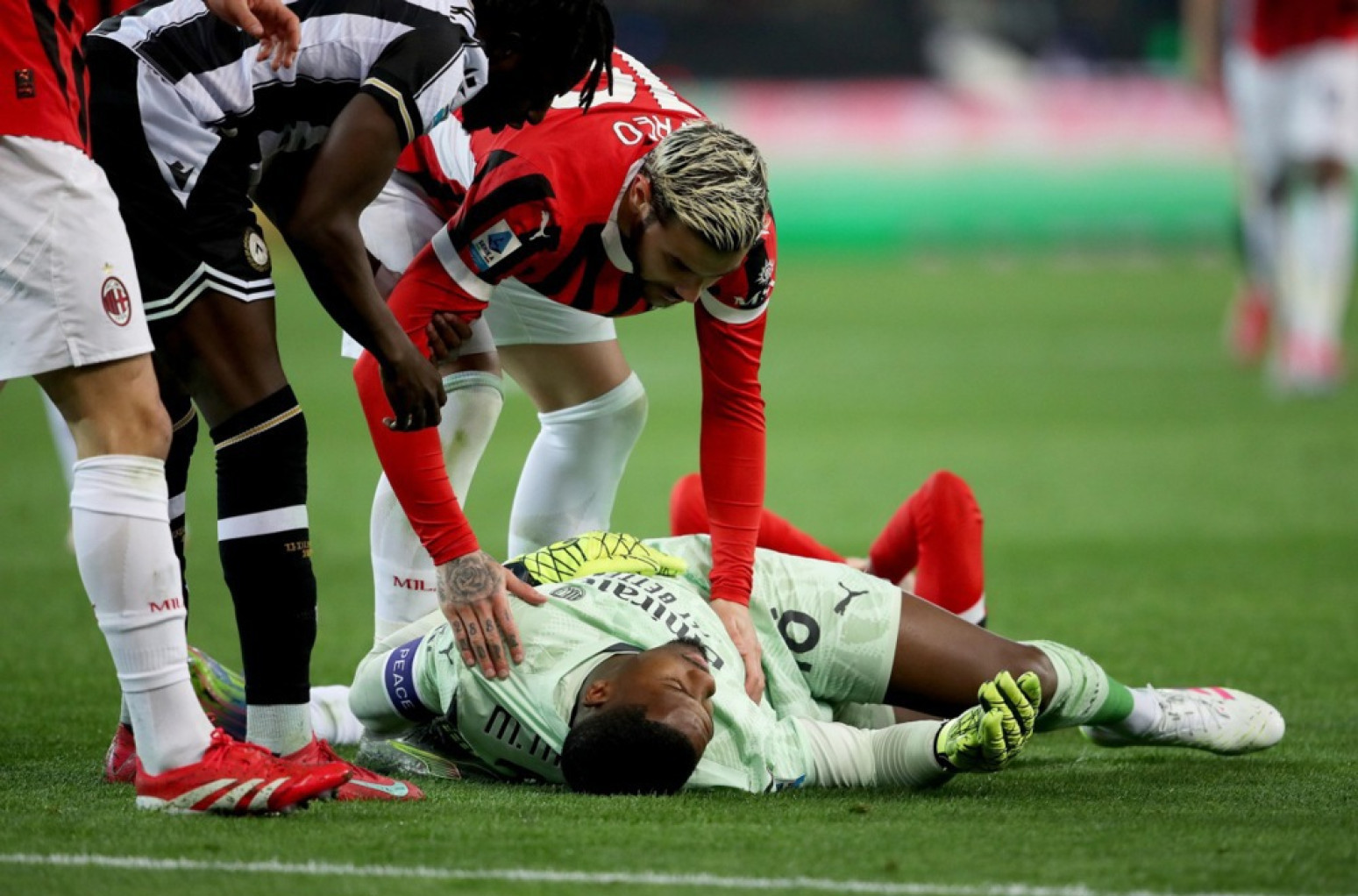 Golman Milana se sudario sa saigračem i ostao bez svesti VIDEO