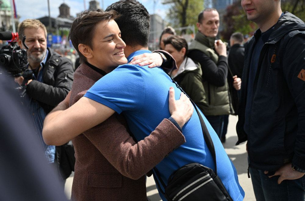 Brnabić u šetnji centrom grada, stigla na svenarodni sabor: "Danas sviramo kraj" FOTO
