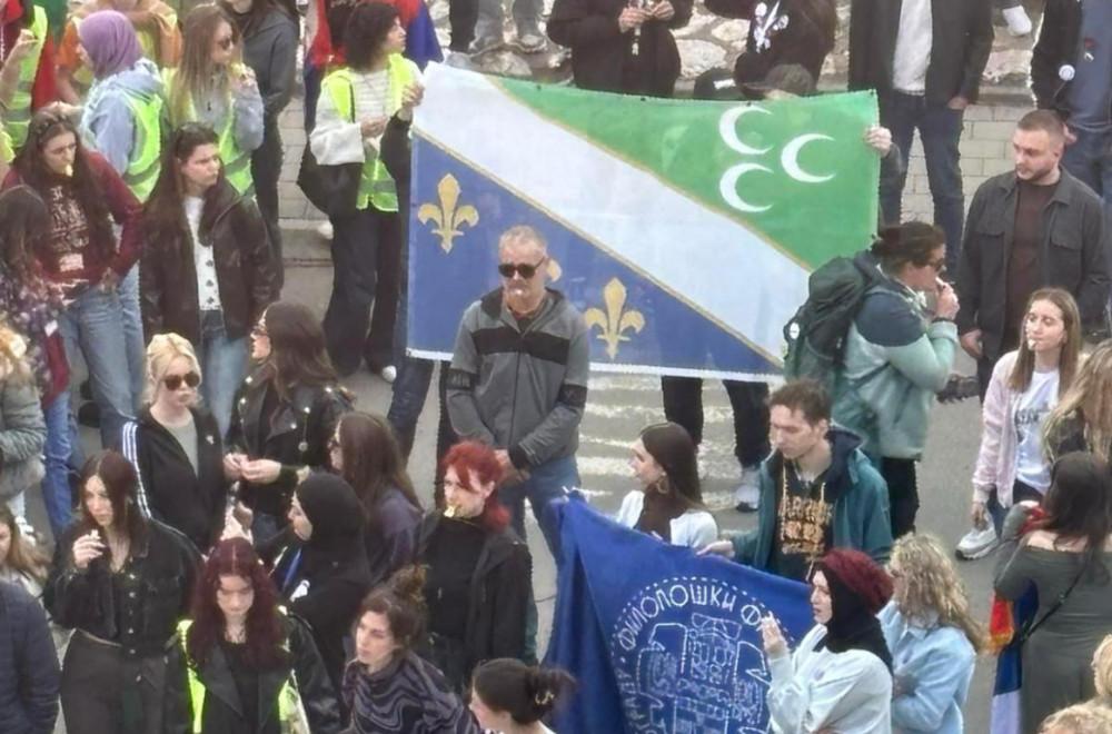 Blokaderi na skupu u Novom Pazaru raširili bošnjačku zastavu sa ljiljanima i polumesecima FOTO