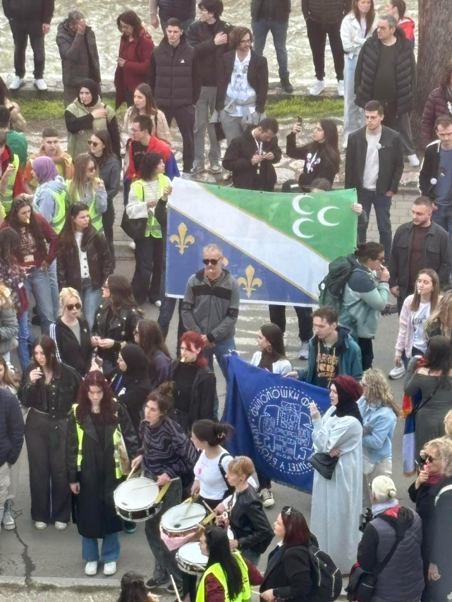Blokaderi na skupu u Novom Pazaru raširili bošnjačku zastavu sa ljiljanima i polumesecima FOTO