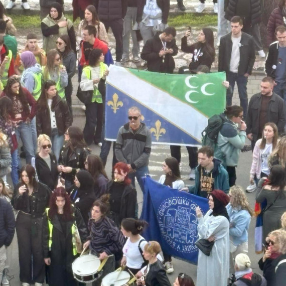 Blokaderi na skupu u Novom Pazaru raširili bošnjačku zastavu sa ljiljanima i polumesecima FOTO