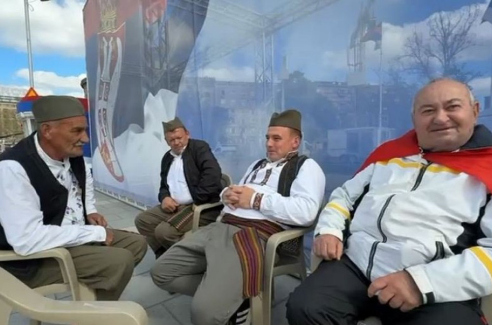 "Aleksandre, samo zovi, letećemo ko orlovi"; Šumadinci zapevali pesmu Vučiću