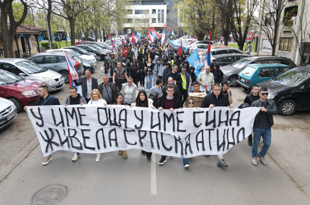 Mladi Novosađani kreću vozom za Beograd na Svenarodni skup; Ovo je deo prelepe atmosfere FOTO/VIDEO