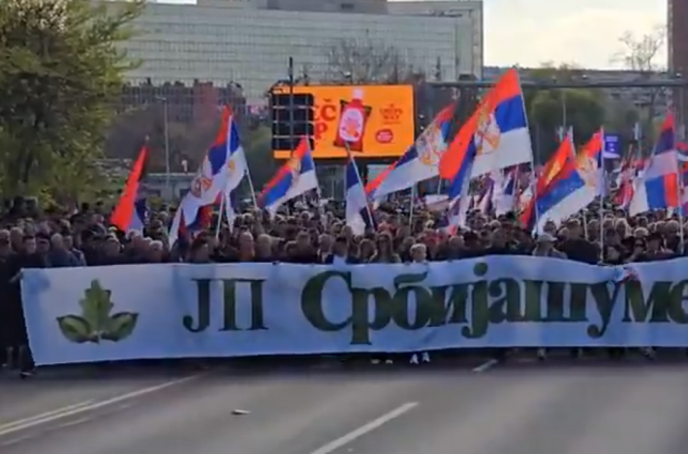 Zaposleni "JP Srbija šume" krenuli na svenarodni skup "Ne damo Srbiju"; Vijore se srpske zastave VIDEO