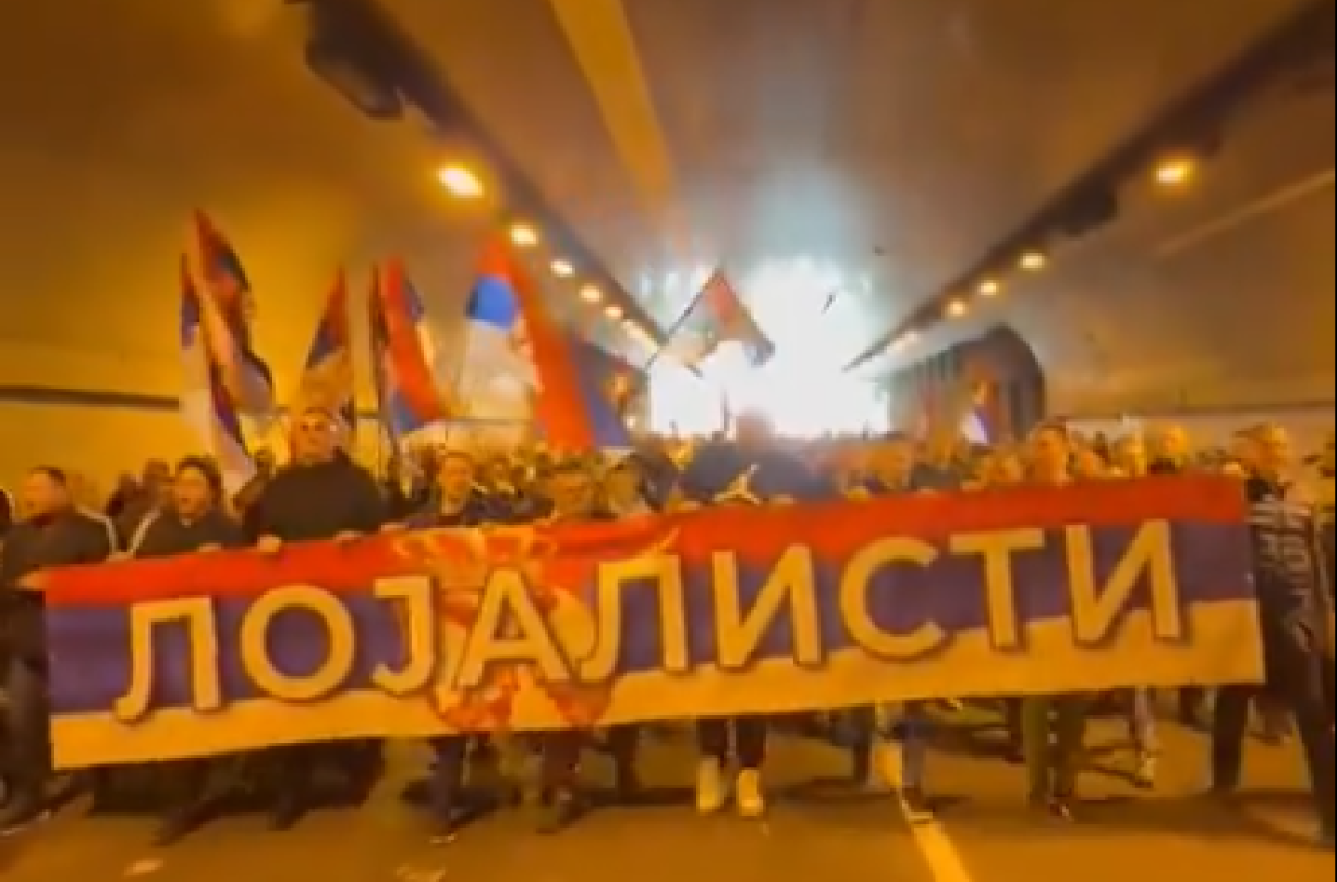 Odjekuje "Aco, Srbine" i "Srbija"; Lojalisti na svenarodnom skupu "Ne damo Srbiju" VIDEO