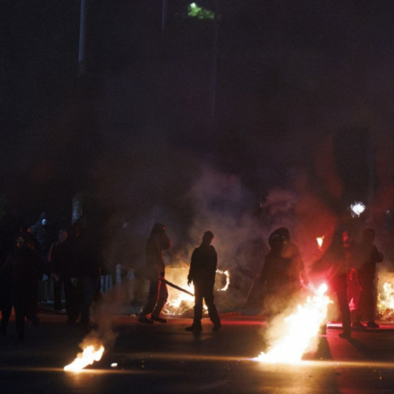 Haos na ulicama Atine: Veliki sukob policije i građana, uhapšene 72 osobe