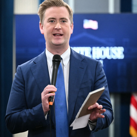 Mreže izgorele: Golub napao novinara tokom izveštavanja o Trampovim carinama VIDEO