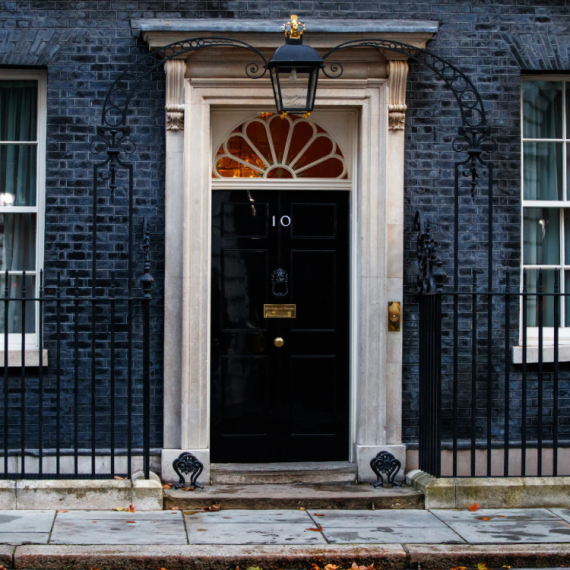 Skandal u Dauning stritu: Starmerova zamenica podnela ostavku