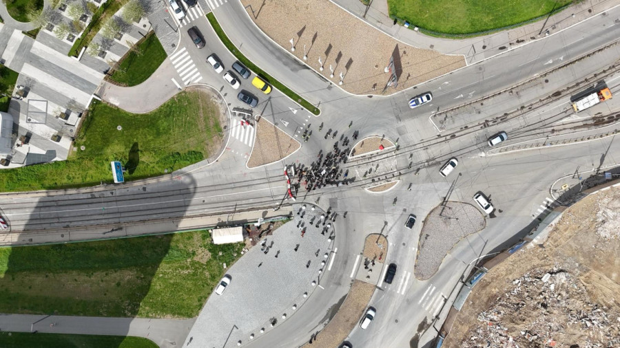 Maltretiranje građana u Beogradu; Veoma male grupe blokadera zaustavljaju saobraćaj VIDEO