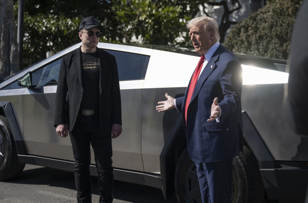 Tvrdi da mu je Tesla deaktivirala Cybertruck zbog pesme – istina ili vešto smišljena laž?