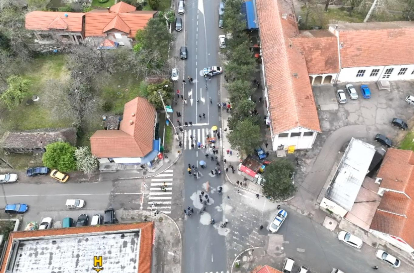 Maltretiranje građana u Beogradu; Veoma male grupe blokadera zaustavljaju saobraćaj VIDEO