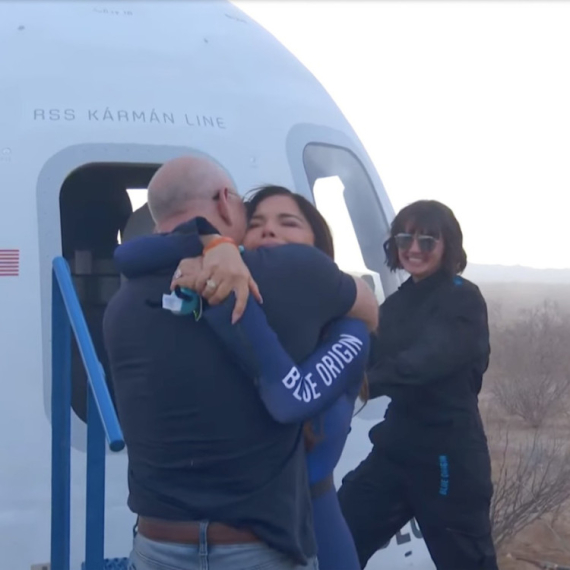 Džef Bezos na kolenima VIDEO