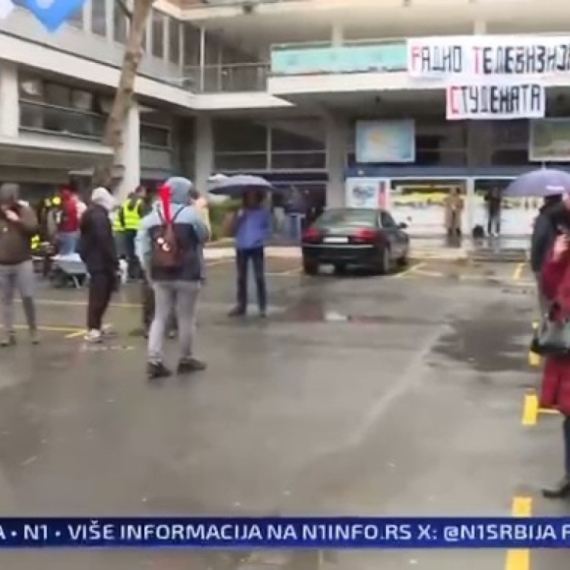 Siledžijstvo blokadera se nastavlja ispred RTS-a; Oglasilo se VJT: Pažljivo pratimo VIDEO