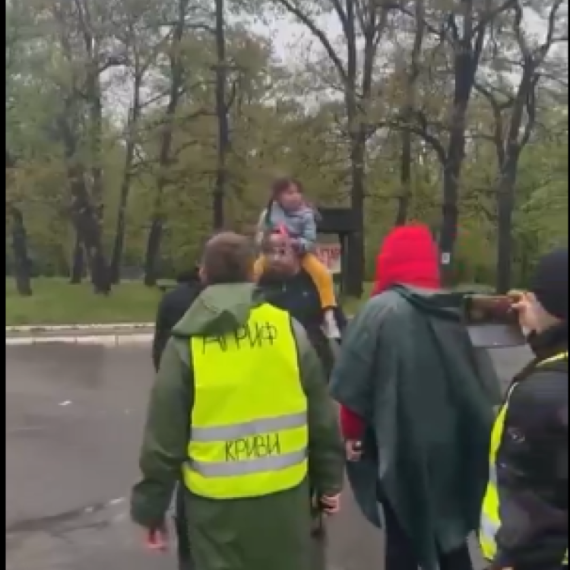 Blokaderi kod Košutnjaka napali oca sa ćerkom koji je krenuo s detetom u vrtić VIDEO