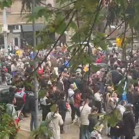 Blokaderi pokušavaju novi napad na RTS i RTV; Blokirali ulicu, maltretiraju građane FOTO/VIDEO