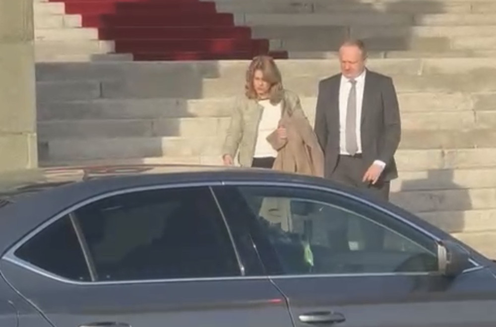 Dok Vučića dočekuju sa "Aco Srbine", evo kako je narod dočekao Đilasa po izlasku iz Skupštine VIDEO