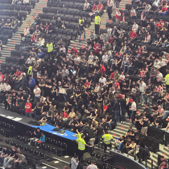 Haos na Bajern – Zvezda: "Delije" gađale čoveka u dresu Fenera, pa se sukobile i sa policijom FOTO/VIDEO