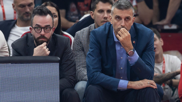 Zvezdin direktor izbačen, pa bacao sako: "Ponašanje trenera Bajerna je sramno!" VIDEO