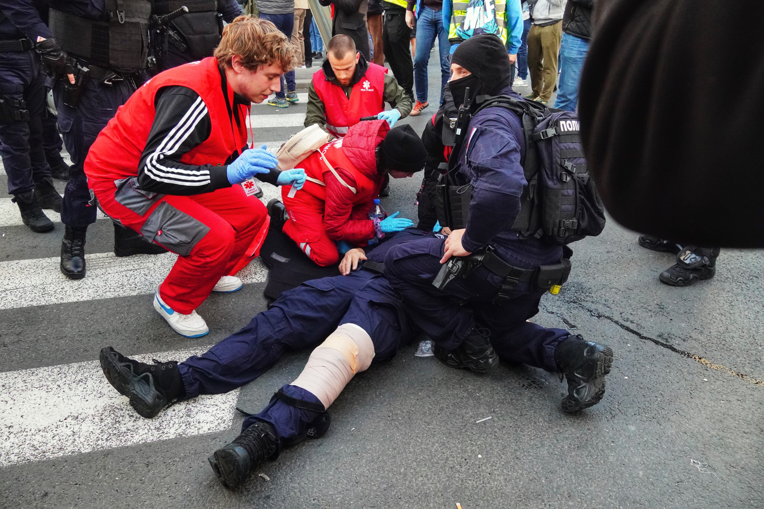 MUP se odmah oglasio: Hitna pomoć hitno reagovala; Policajac povređen na blokadi FOTO