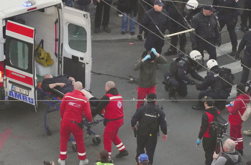 MUP se odmah oglasio: Hitna pomoć hitno reagovala; Policajac povređen na blokadi FOTO