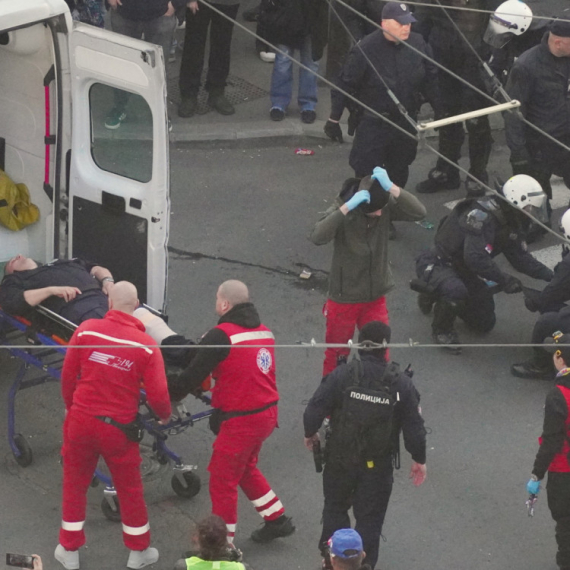 MUP se odmah oglasio: Hitna pomoć hitno reagovala; Policajac povređen na blokadi FOTO