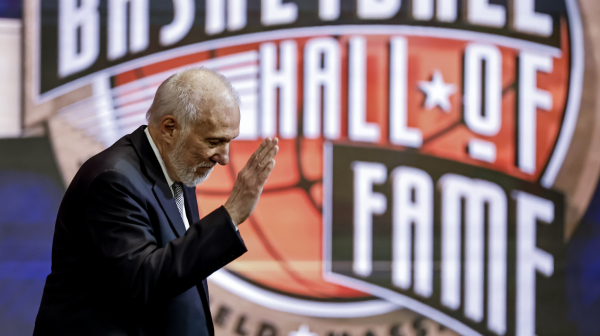 Pop prvi put pred kamerama od moždanog udara – "predao baklju" nasledniku VIDEO